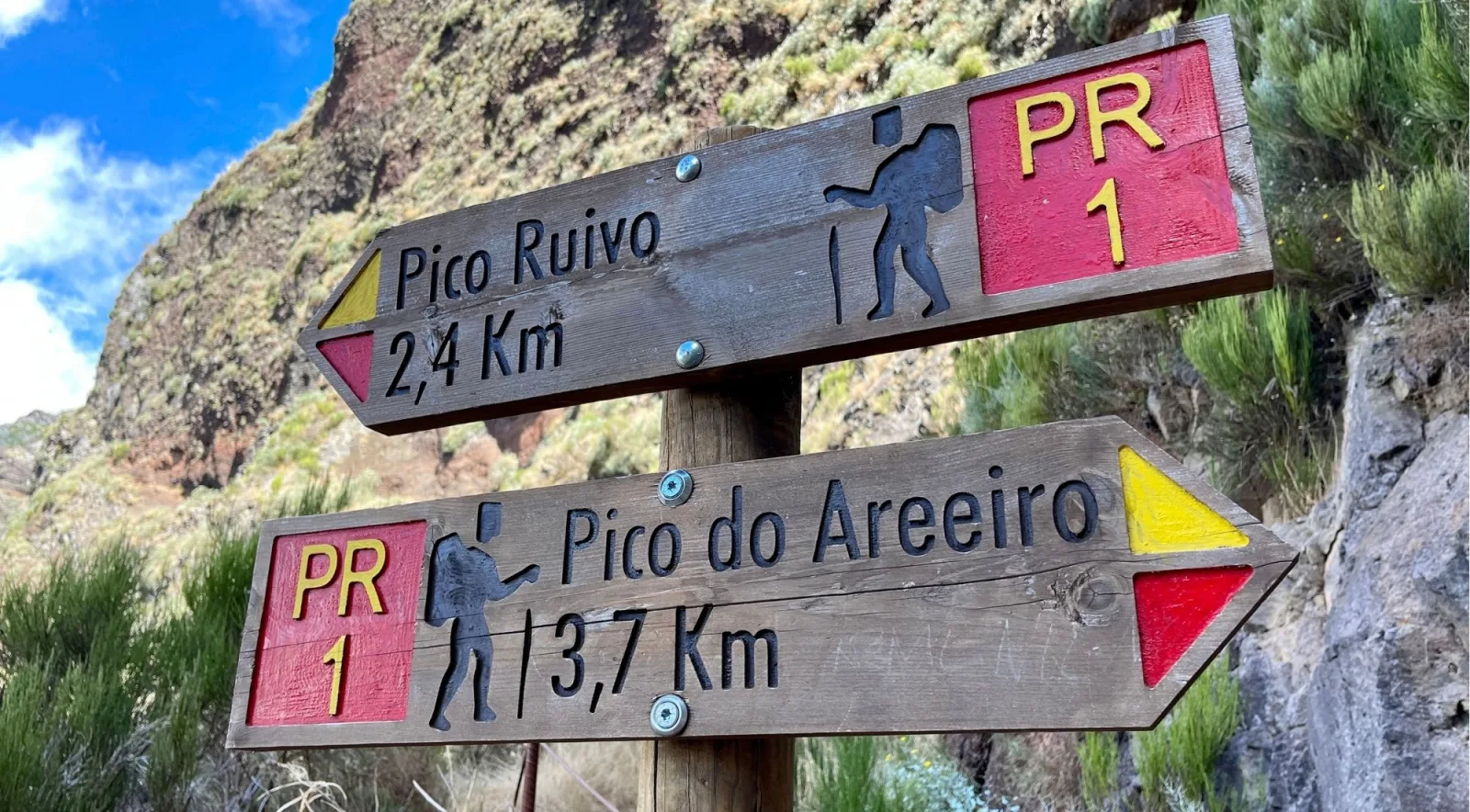 The PR1 signpost marking 2.4 km to Pico Ruivo and 3.7 km to Pico do Areeiro