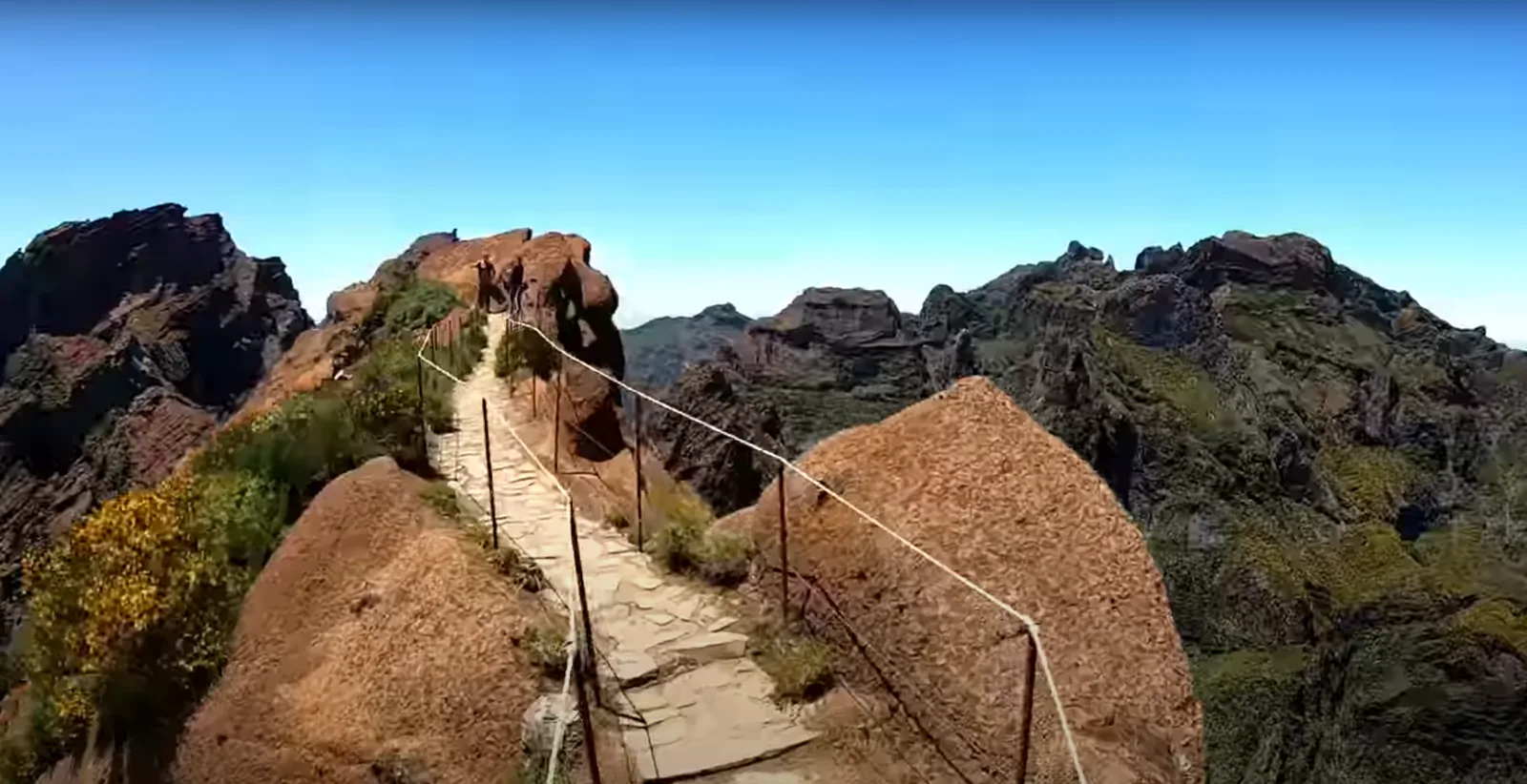 The PR1 path running along the crest towards the Areeiro pinnacles under a clear sky